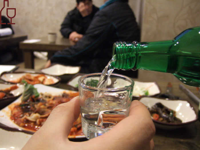 Rượu soju Hàn Quốc là sản phẩm được yêu thích trên toàn thế giới, mang đến hương vị đặc trưng và phong cách của nền văn hóa Hàn Quốc. Hình ảnh liên quan sẽ cho thấy những chai rượu soju được thiết kế độc đáo và vỏ chai trang trí đẹp mắt.