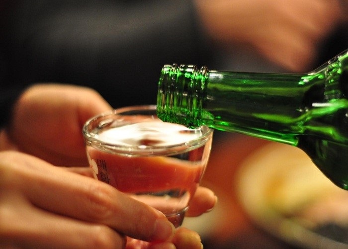 Như thế nào mới là uống rượu Soju đúng cách? Như thế nào mới là uống rượu Soju đúng cách?