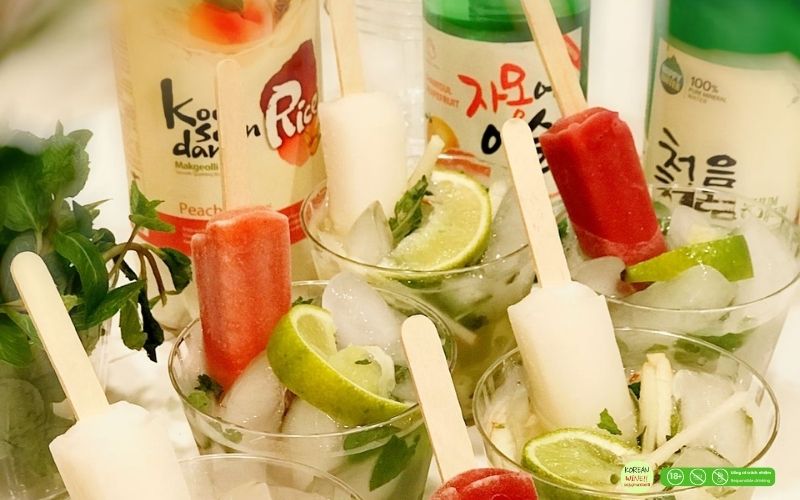 Ly soju pha chế cùng trái cây trên bàn tiệc kiểu Hàn