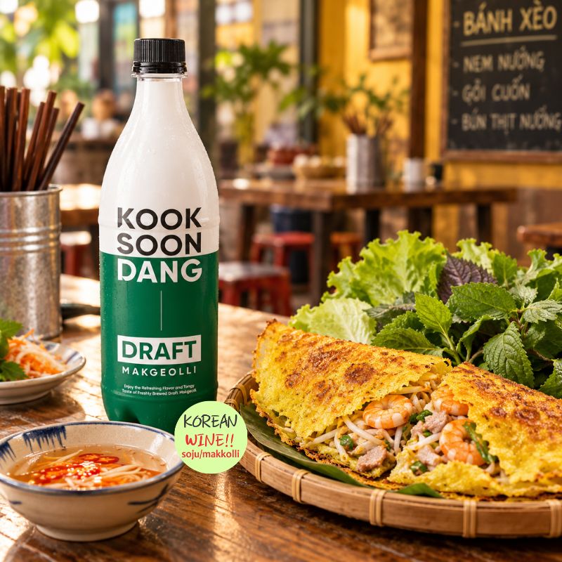 bánh xèo Việt hoặc chả giò bày cạnh chai Makgeolli trên bàn quán